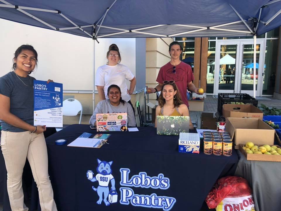 Students at the Lobo's Pantry table