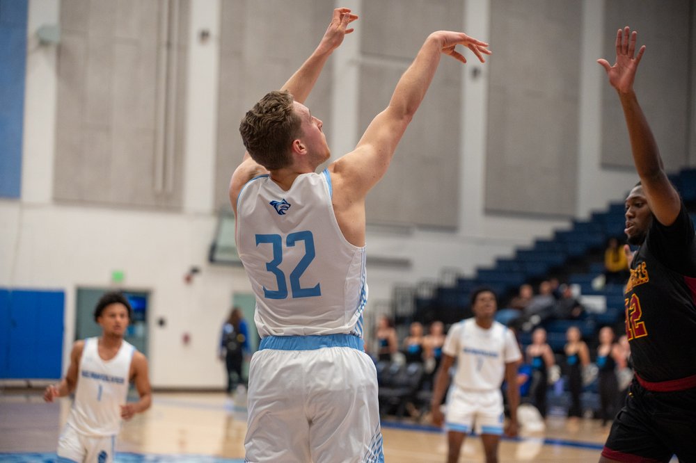 SSU Men's Basketball player Pierce Rexford shooting the ball