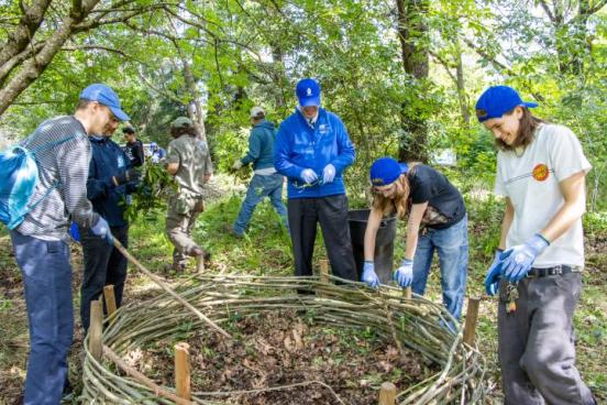 SSU community members participating in the Seawolves Dig In event