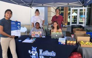 Students at the Lobo's Pantry table