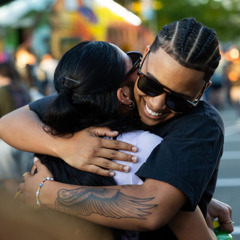 2 students hugging at big nite